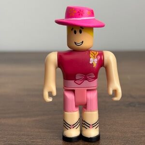 ROBLOX Series 3 HIGH SCHOOL MINI Girl  Figure Toy Jazwares Pink Hat Flowers